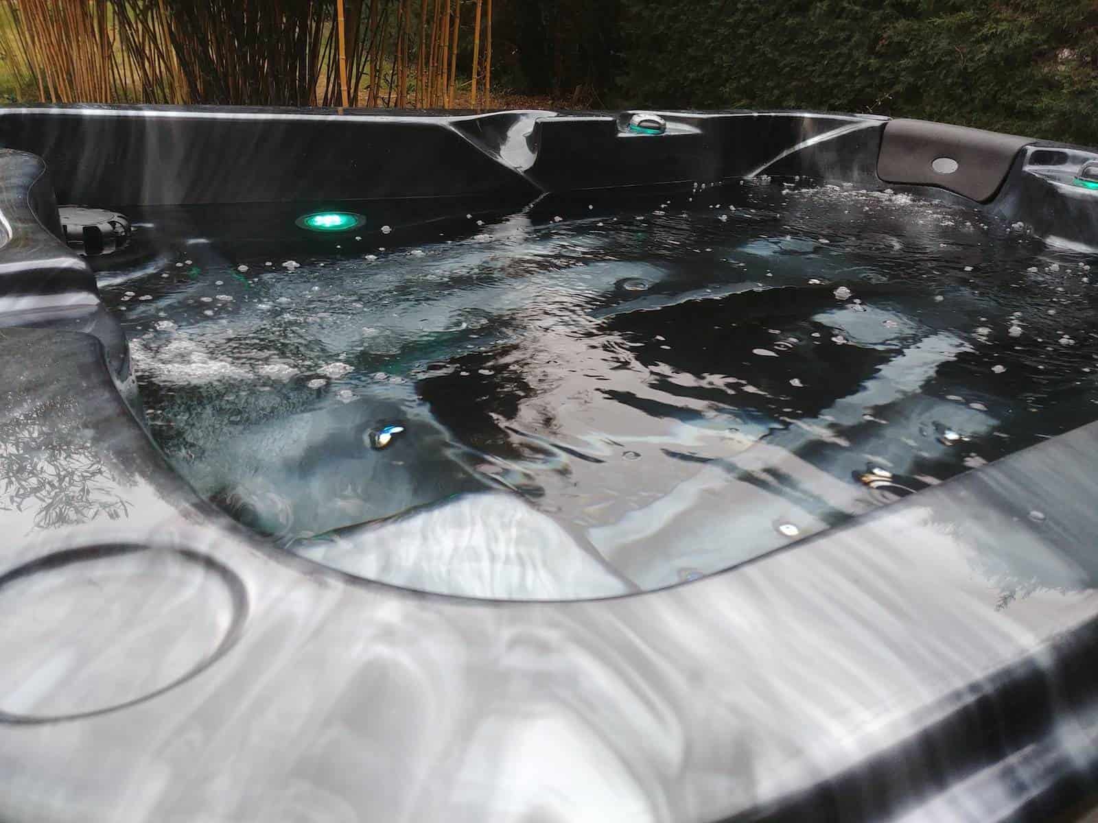 O347 Deluxe Hot Tub