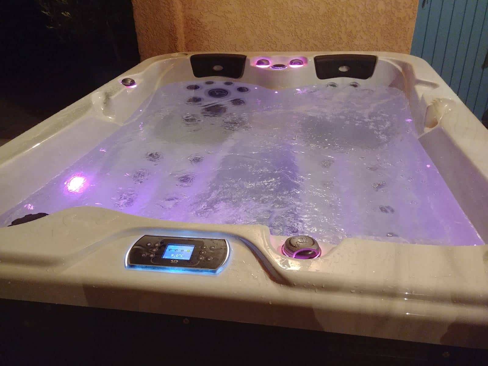 O347 Deluxe Hot tub
